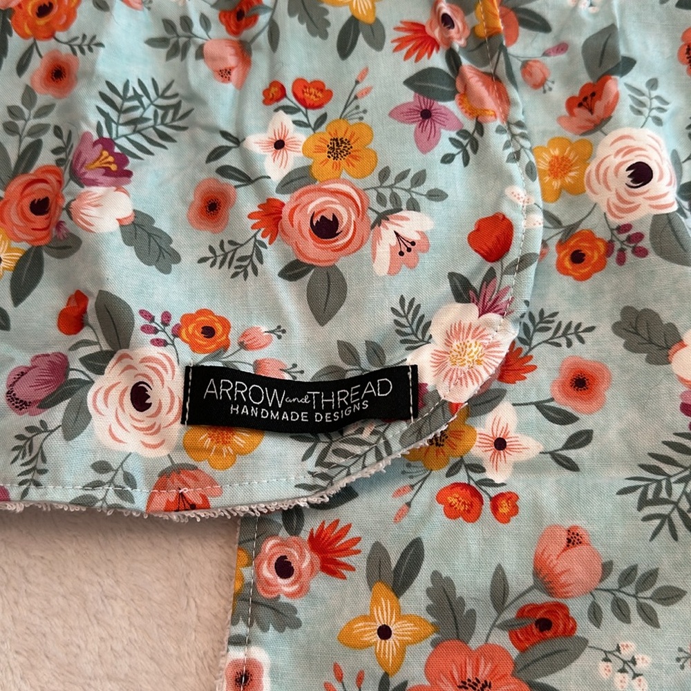 Arrow and thread bib and burp cloth - Picture 2 of 3